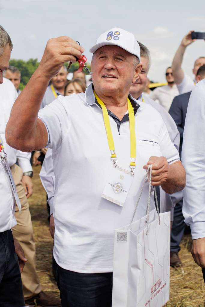 Ключи от нового трактора Ростсельмаш 2400